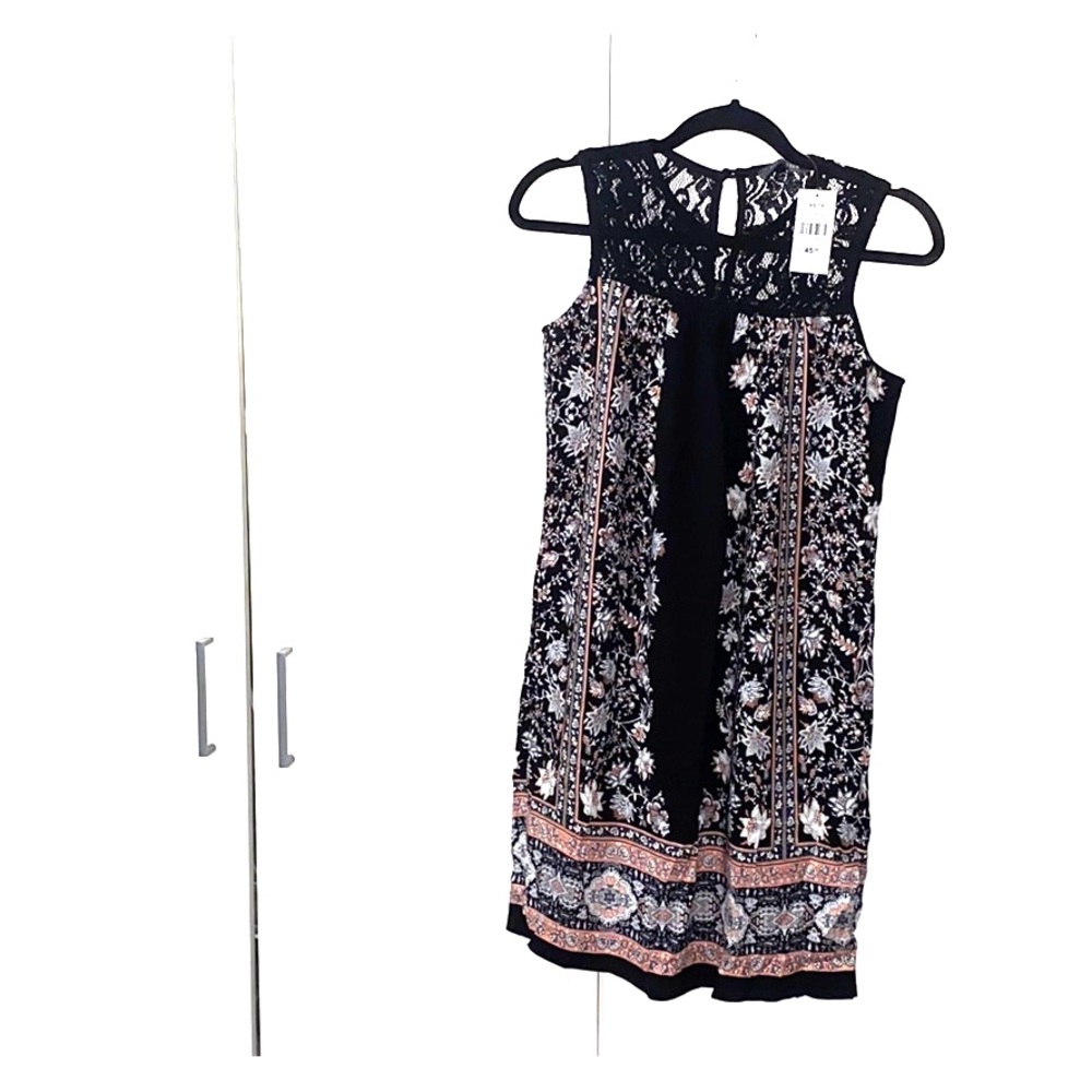 Lace sleeveless dress with pattern.